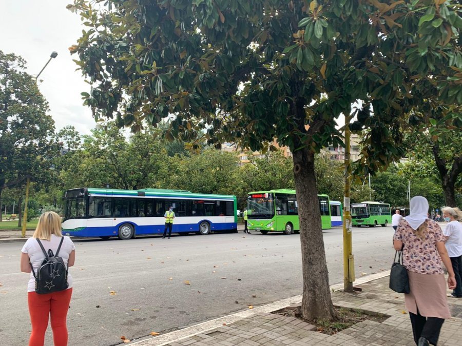 Rinis transporti publik në Tiranë, rikthehen dyndjet