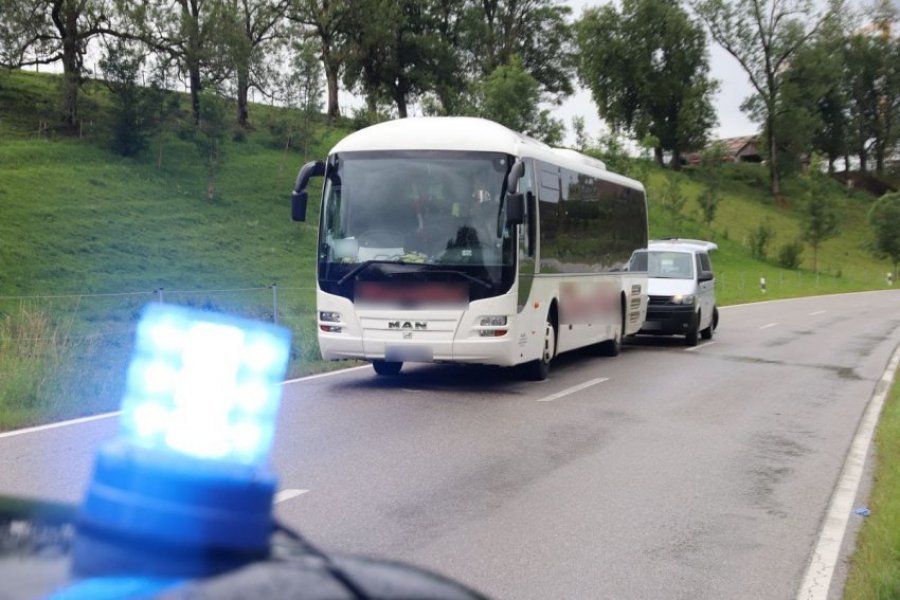 Theri me thikë gruan e tij në autobuz, arrestohet 37-vjeçari gjerman 