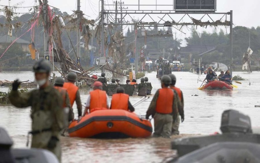 Përmbytet Japonia, rrëshqitjet e dherave vrasin të paktën 44 persona