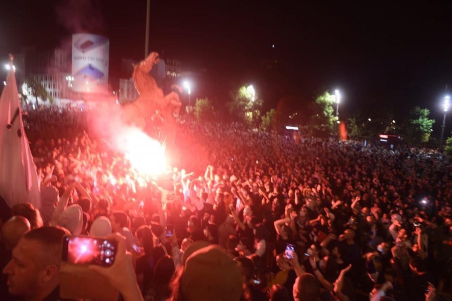 Vuçiç kërcënon me izolim/ Beograd shpërthen në protesta, qytetarët sulmojnë parlamentin