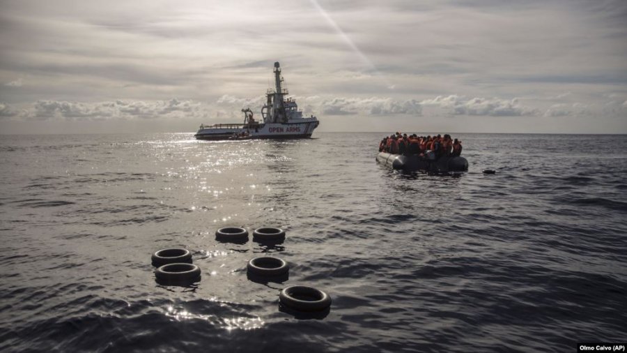 Turqia ndalon një anije me 276 migrantë/ Arrestohen 8 trafikantët e dyshuar