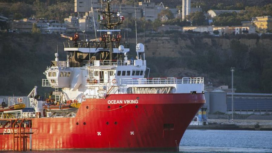 ‘Ocean Viking’: 180 migrantë fillojnë të zbarkojnë nga anija e shpëtimit në Siçili