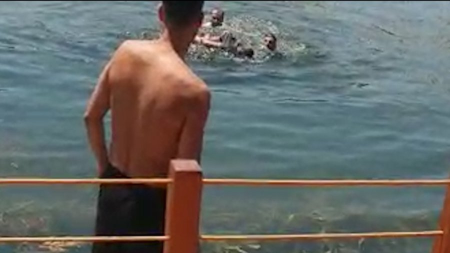 VIDEO/ Rrezikon të mbytet një person te Liqeni i Tiranës, të rinjtë futen dhe e ...