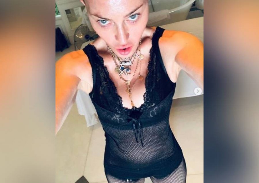 FOTO/ 61 vjeç dhe nuk ndalet/ Madonna pozon topless