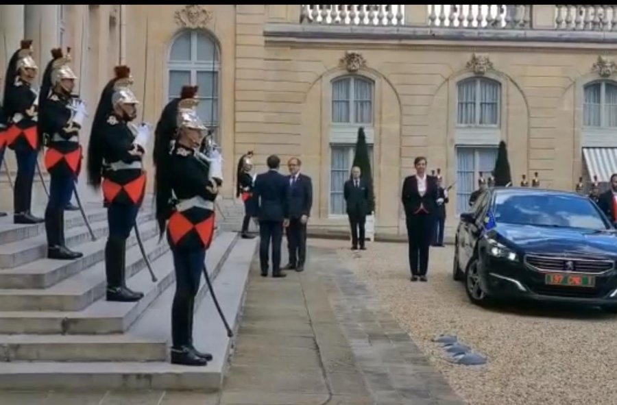 VIDEO/ Hoti publikon pamjet e pritjes nga Presidenti Macron në Paris