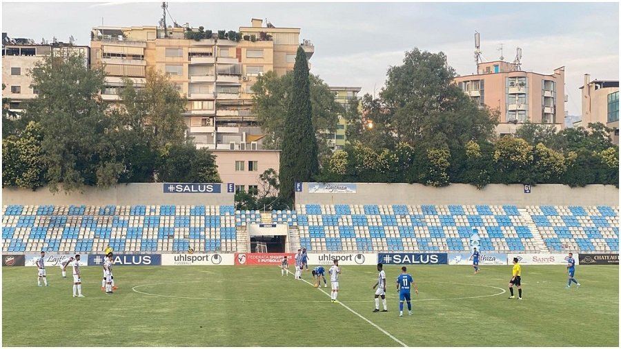 U grumbulluan para stadiumit në mbështetje të ekipit, policia procedon tifozët e Tiranës
