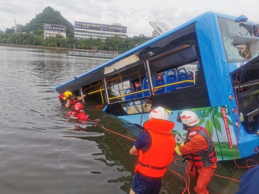 Aksident tragjik/ Autobusi përfundon në liqen, 21 persona të vdekur