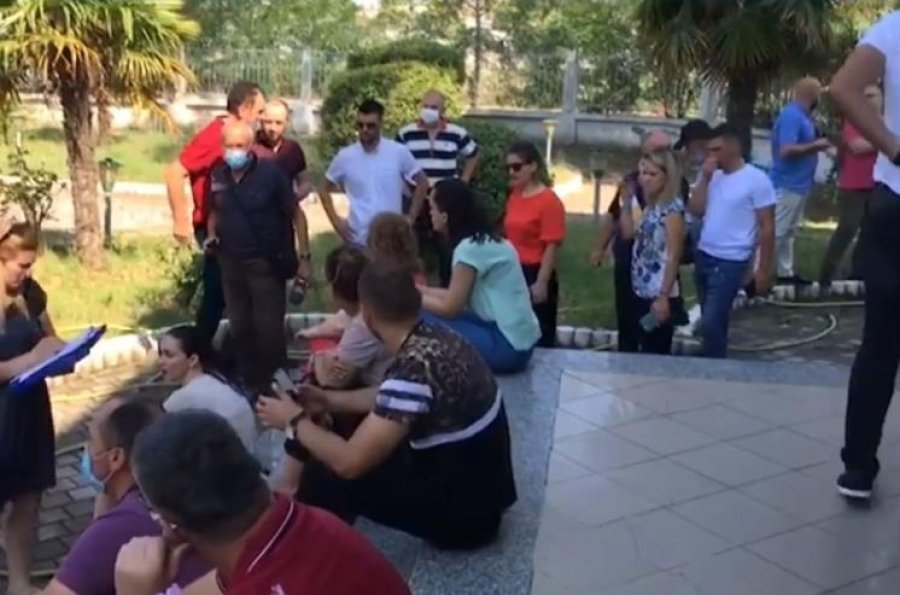 VIDEO/ Do marrin vetëm 40 për qind të pagës, punonjësit e Albpetrol në protestë