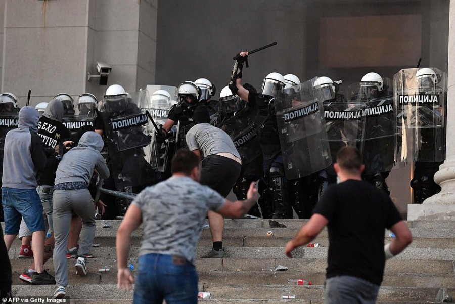 FOTOREPORTAZH/ Beogradi në flakë, protestuesit nuk ndalen