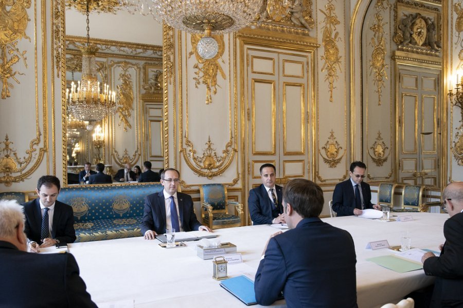 Hoti, pas takimit me Macron: Franca u zotua të përkrahë Kosovën në dialogun me Serbinë