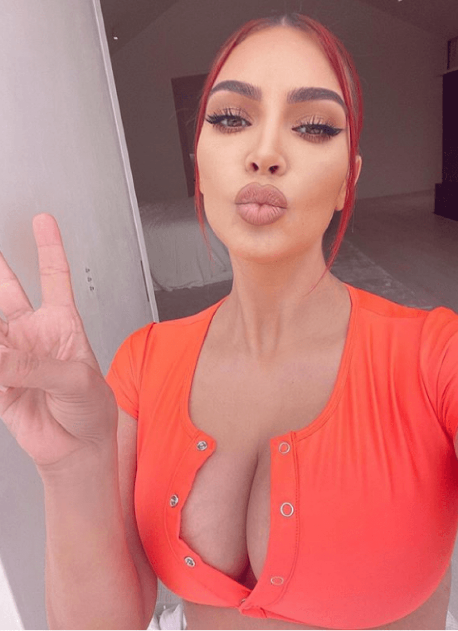 Një selfie dhe një ndryshim i ri, Kim K nxjerr gjoksin