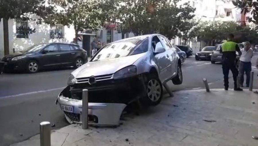 VIDEO/ Aksidenti, makina perfundon tek hekurat ndarës të rrugës