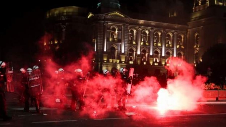 Beograd, protestuesit përleshen me Policinë pas vendimit për shtetrrethim