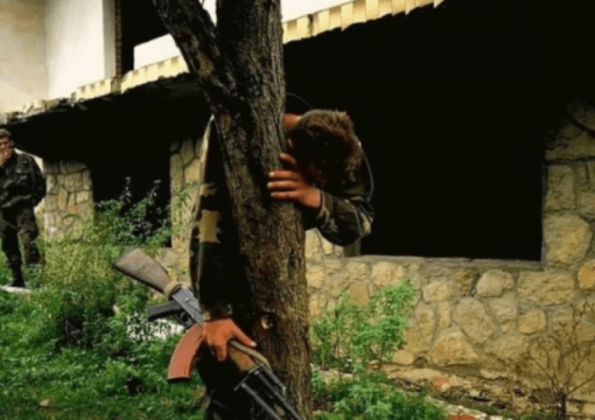 Vdes ushtari i cili me fotografinë e tij duke qarë preku miliona, pasi serbët ia kishin vrarë familjen