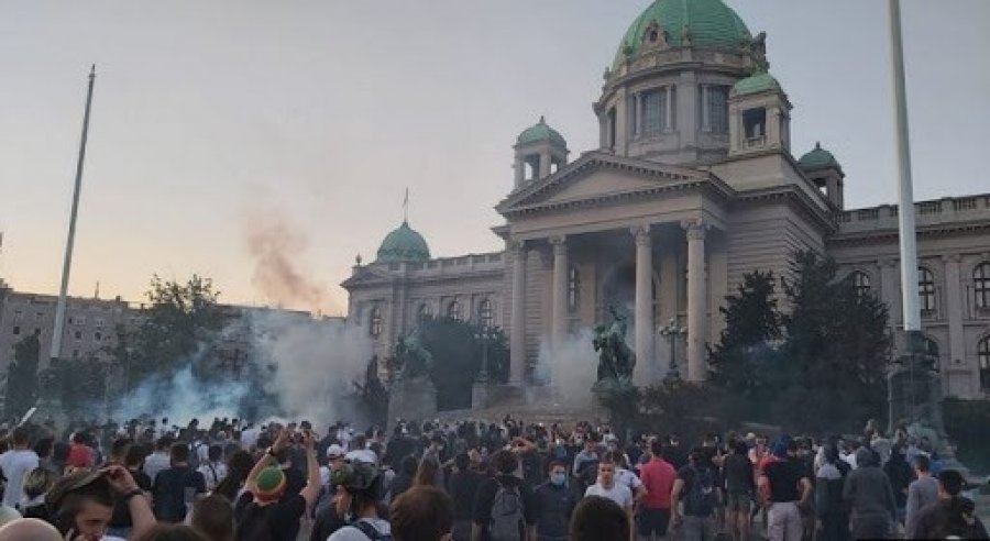 Vuçiç detyrohet të  tërhiqet nga dhuna e shkaktuar në rrugët e Beogradit