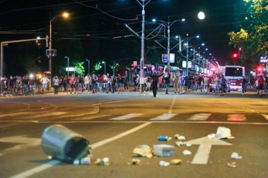 Nata e dytë e protestave të dhunshme në Beograd kundër shtetrrethimit
