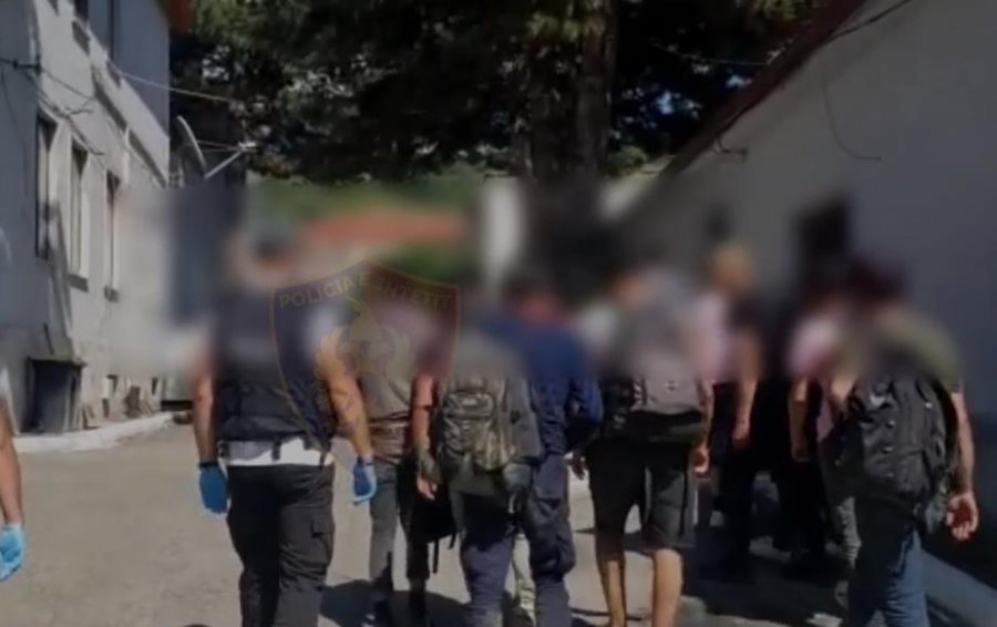 VIDEO/ Transportonin emigrantë të paligjshëm, arrestohen 3 persona