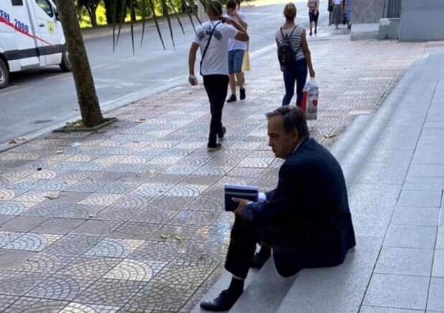 Picture of former MEP Fleckenstein kept waiting for his car in Tirana becomes viral