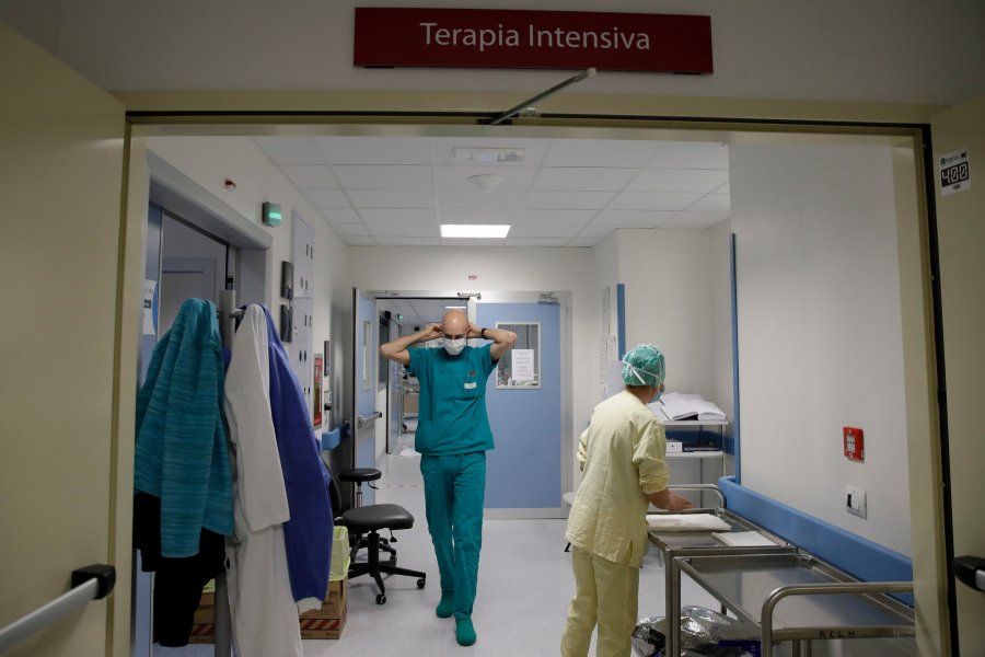 Koronavirusi/ Ulen vdekjet dhe rriten lehtë rastet e reja në Itali 