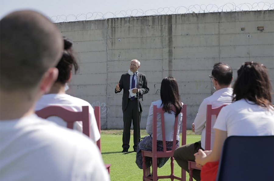 Ambasadori Zingraf, sot drejtor shkolle: U shpërndan dëftesat të burgosurve