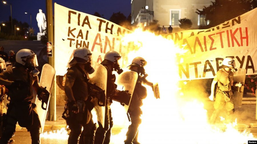 Athina shpërthen në flakë/ Kundër ligjit për kufizimin e protestave, qytetarët hedhin ‘molotov’ para parlamentit