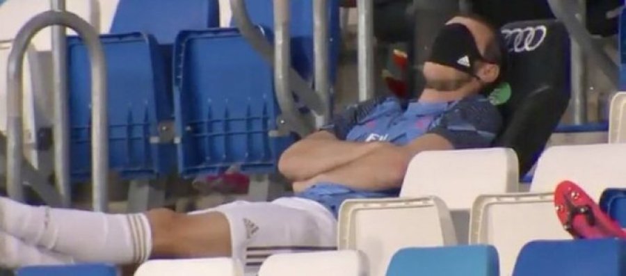 Bale, po fle në stol? Fotoja e mesfushorit uellsian bën xhiron në internet
