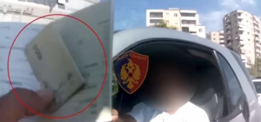 VIDEO/ Tentoi të korruptonte policin rrugor, momenti kur arrestohet drejtuesi i mjetit
