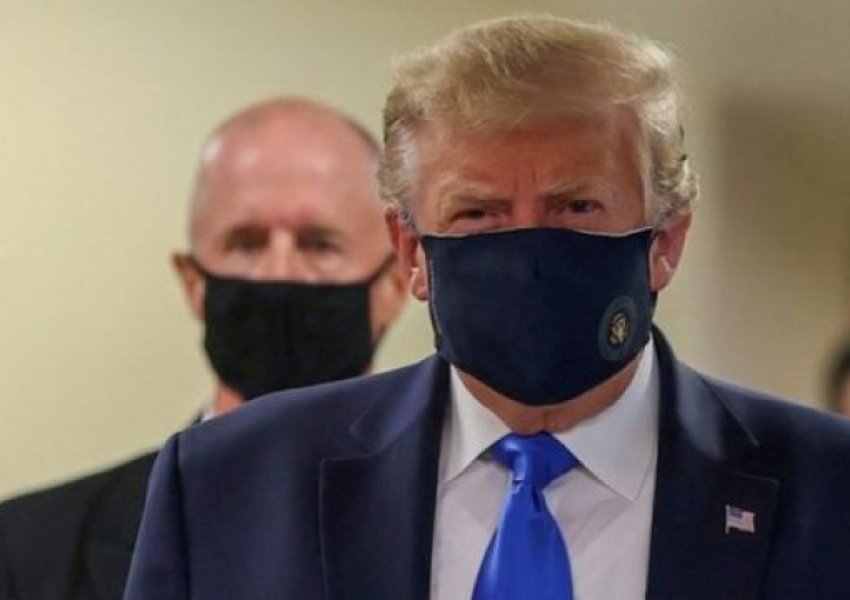 ‘Dorëzohet’ Trump, vendos maskën gjatë një vizite në…