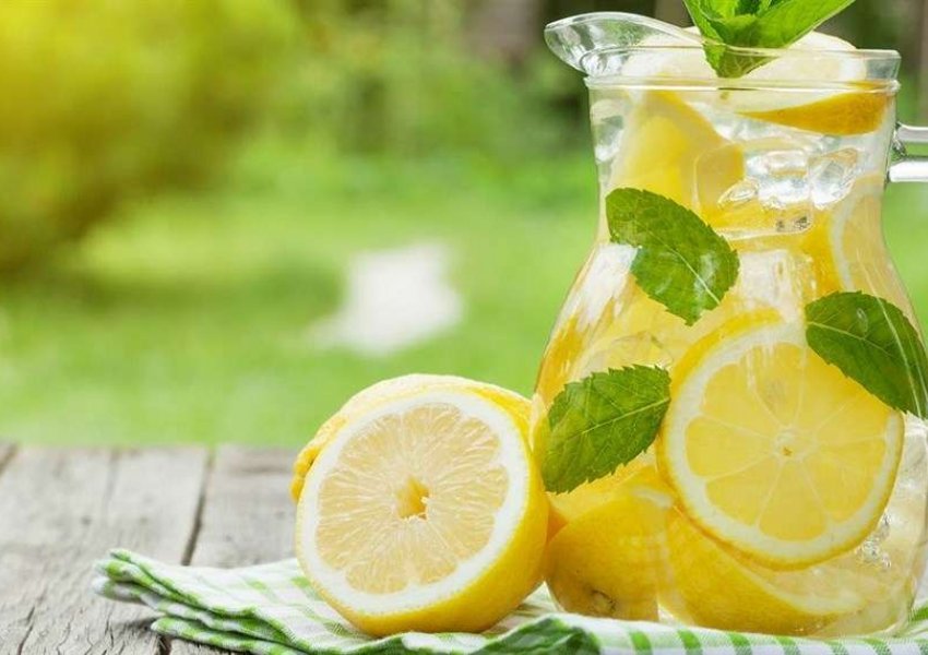 Këshilla nga dietelogia Suhejla Abazi se si të konsumoni ujin me limon dhe përfitimiet nga përdorimi i tij