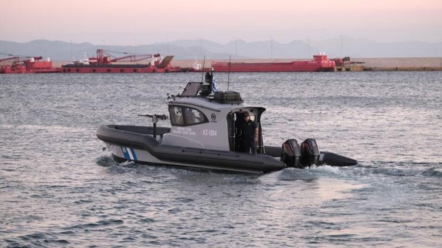 Katër të humbur pasi një varkë me emigrantë u përmbysur në veri-perëndim të Kretës
