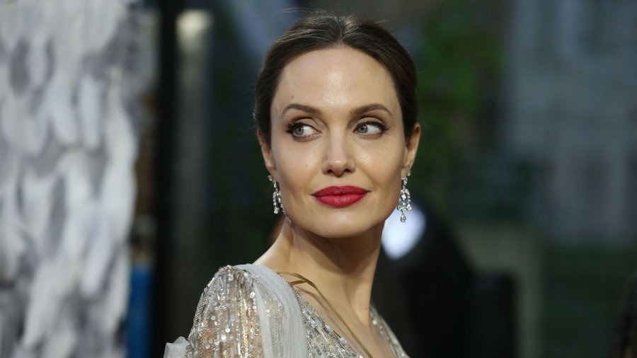 Angelina Jolie thotë se mësoi shumë nga vajza e saj me ngjyrë
