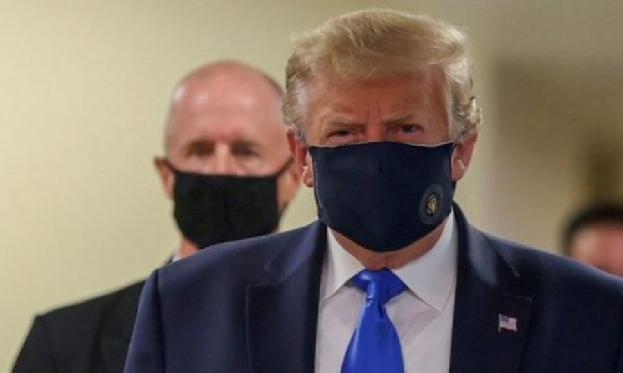 ‘Dorëzohet’ Trump, vendos maskën gjatë një vizite në…