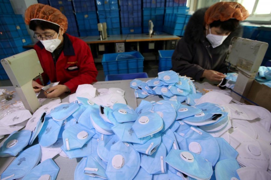 Maska dhe këpucë për spitalet: Si po ndryshojnë porositë e industrisë tekstile