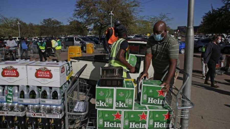 Afrika e Jugut ndalon shitjen e alkoolit përsëri për të luftuar Covid-19