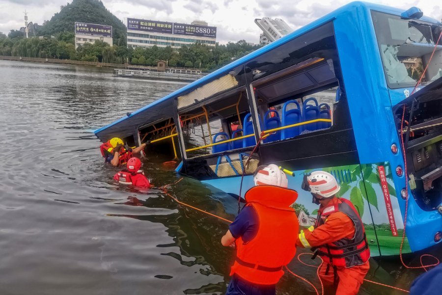 ‘I pakënaqur me jetën e tij’, shoferi i autobusit hidhet me mjet në liqen, vret 21 pasagjerë