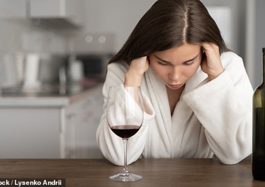 Studimi zbulon pse gratë konsumojnë më shumë alkool se burrat