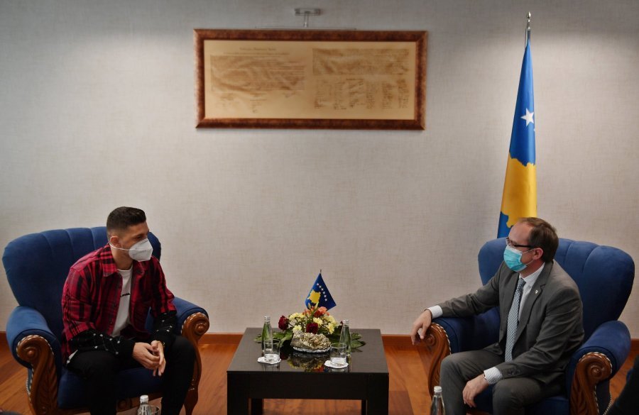 Milot Rashica në takim me Kryeministrin e Kosovës, Avdullah Hotin