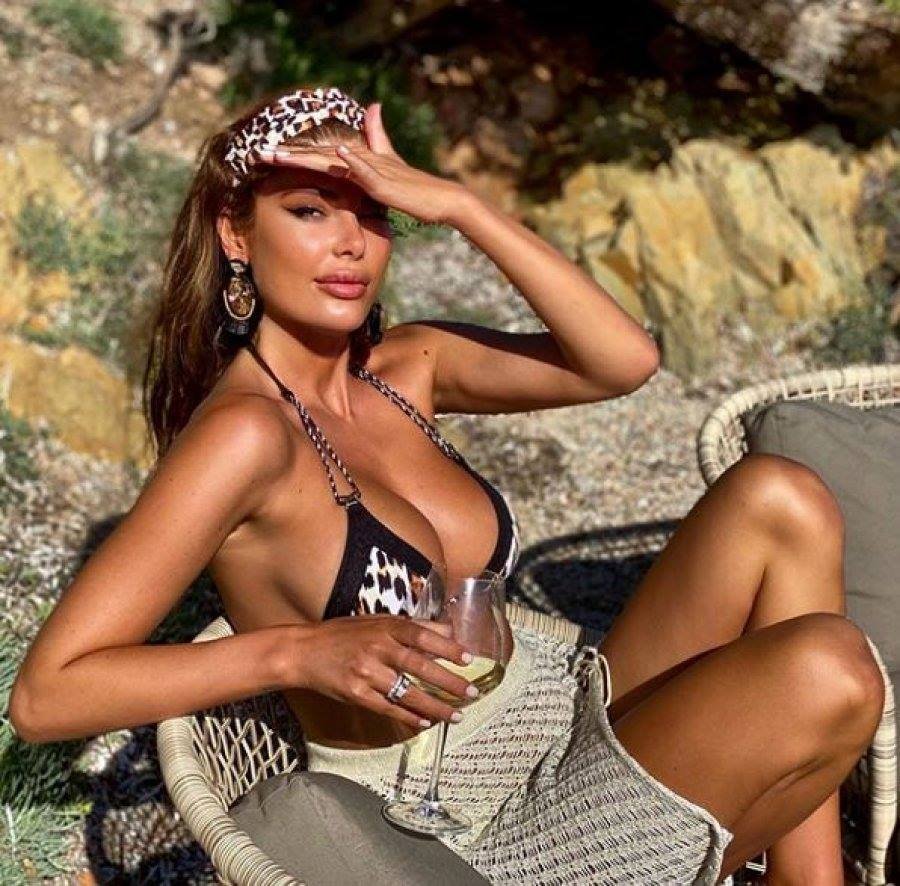Angela Martini provokon me gjoksin në foton me bikini