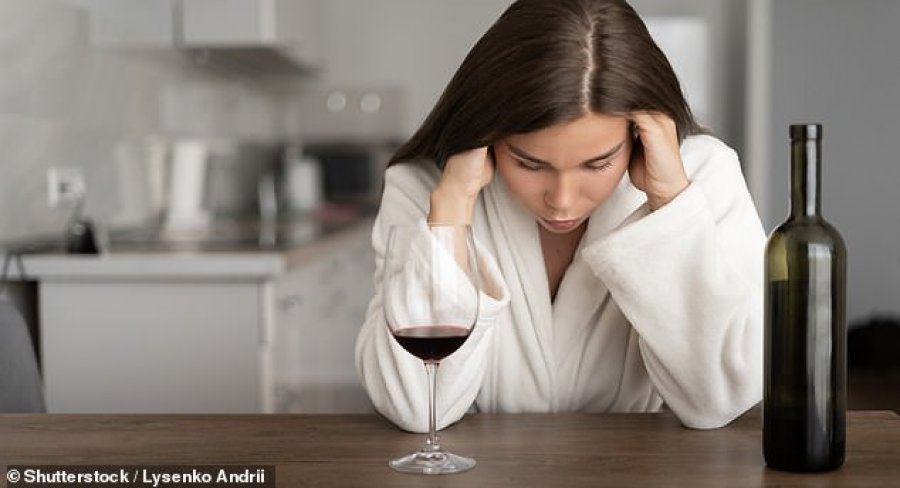 Studimi zbulon pse gratë konsumojnë më shumë alkool se burrat