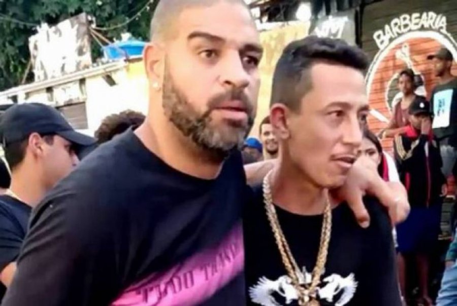 VIDEO/ Adriano dehet në festë, e largojnë duke e mbajtur përkrahësh 