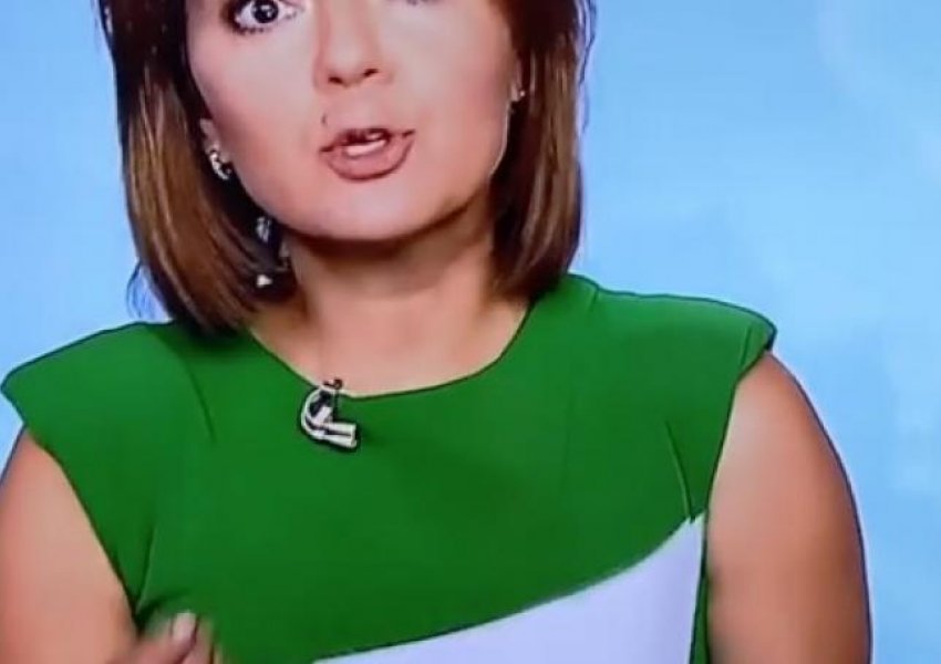 VIDEO/ I bie dhëmbi gjatë transmetimit të lajmeve, moderatorja bën veprimin epik