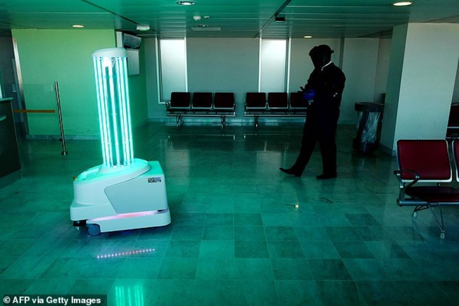 E ardhmja e aeroportëve: robotë dezinfektues