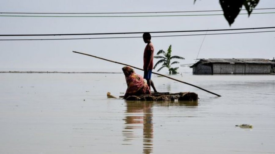 VIDEO/ 50 të vdekur dhe dy milionë të goditur nga përmbytjet e musoneve në Indi