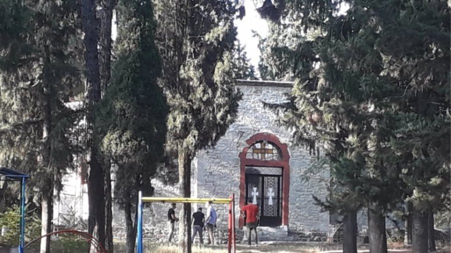E mitura shqiptare gjendet e vdekur në derë të kishës, me mavijosje në trup dhe fytyrë