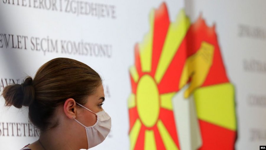 Maqedonasit e maskuar i drejtohen sot kutive të votimit