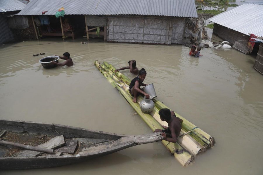 Situatë tragjike/ Rrëshqitjet e dheut shkatërrojnë të paktën 213 viktima në Azinë e Jugut