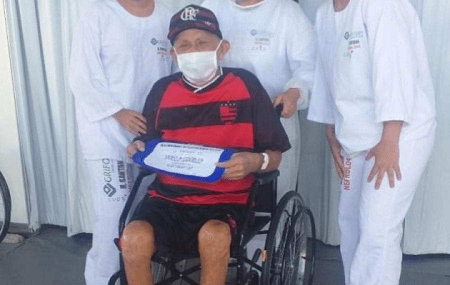 VIDEO/ Tifozi 102-vjeçar i Flamengos fiton betejën me Covid-19, del duke kënduar