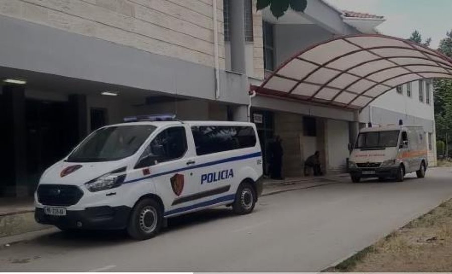 Tre emigrantë mbërrijnë në spitalin e Korçës me plagë, dyshimet se çfarë u ka ndodhur