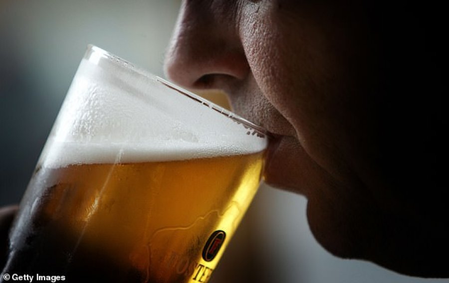 Dy gota alkool në ditë rrisin mundësinë e vdekjes së parakohshme, tregon studimi