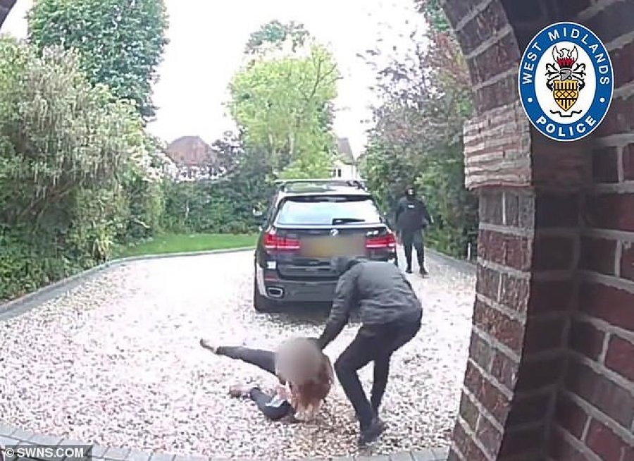 VIDEO/Tronditëse, tre burrat vjedhin BMW X5 nga gruaja pasi e qëllojnë